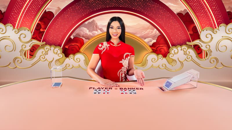Pragmatic Play 粵語極速百家樂（Cantonese Speed Baccarat）遊戲圖片，身穿紅色旗袍的亞洲美女真人荷官坐於百家樂賭桌前，展示莊閒撲克牌及紅金色中式華麗背景。